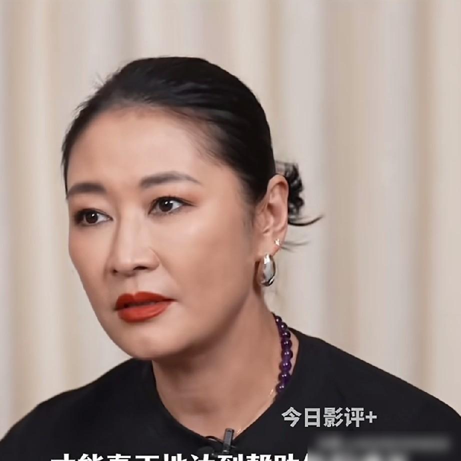 53岁，家里两个儿子同时进入叛逆期，梁静说她快被撕裂了。
 
激素往下掉，儿子的
