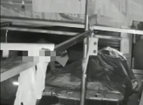 近日，成都武侯区果堰农贸市场的摊主们接连遭遇“闹心又荒诞”的事情，自家的收款二维