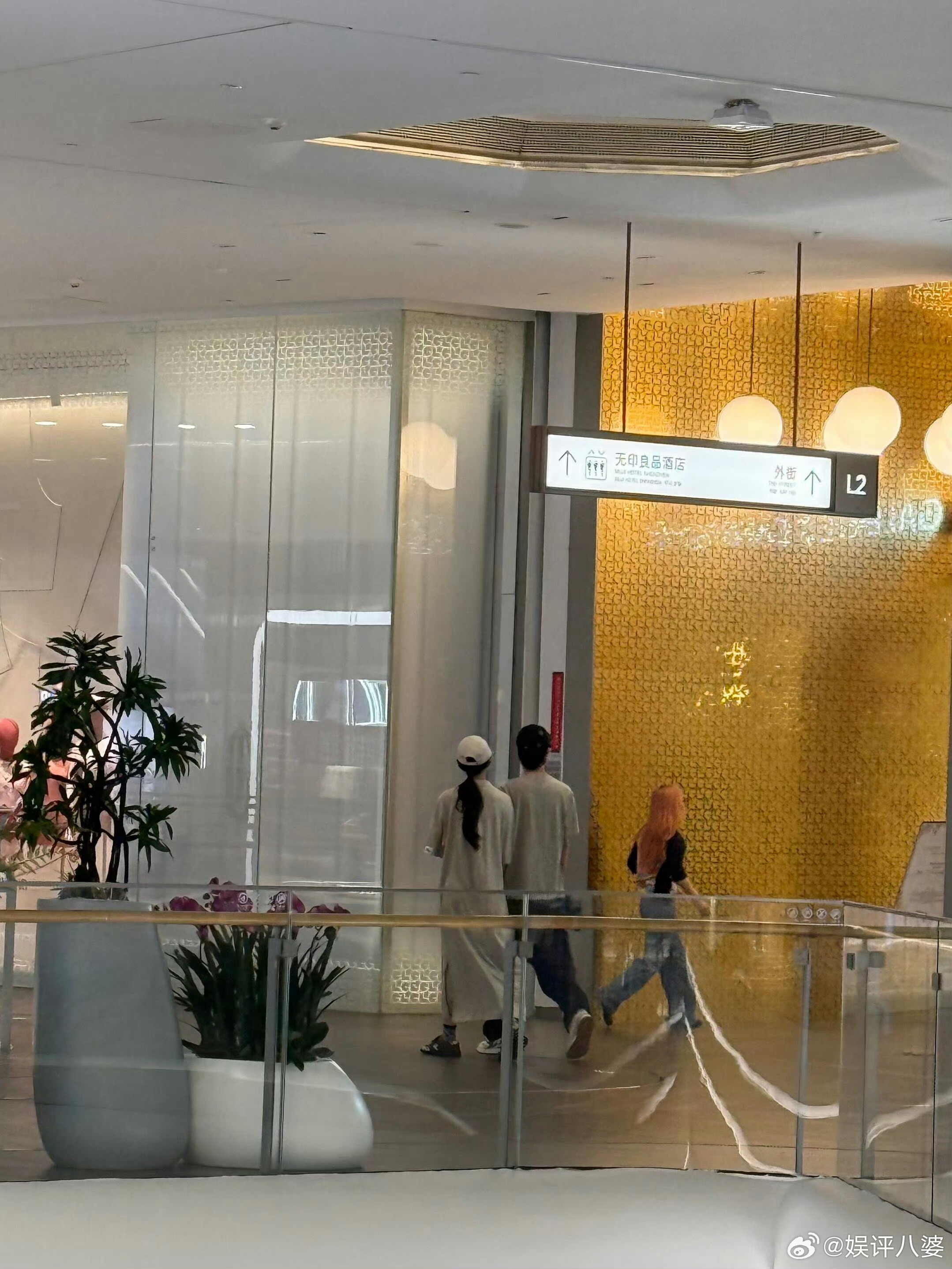 许嵩冯禧婚后被网友偶遇在深圳逛街了，两个人手挽手好甜蜜呀～ ​​​