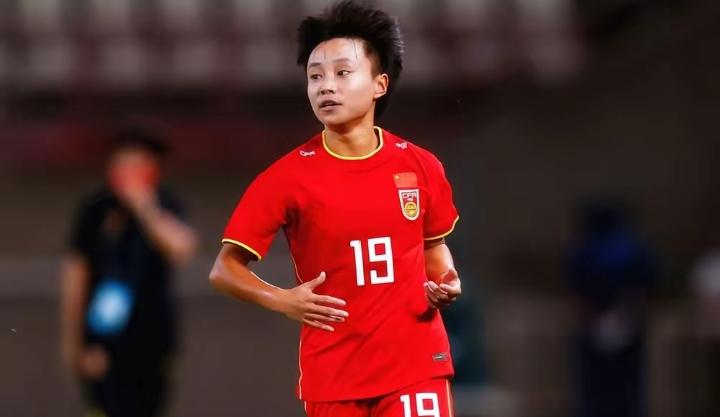 “昨晚亚洲杯，中国女足先丢一球。镜头给到张琳艳，这姑娘眼眶通红，咬着嘴唇。下一秒