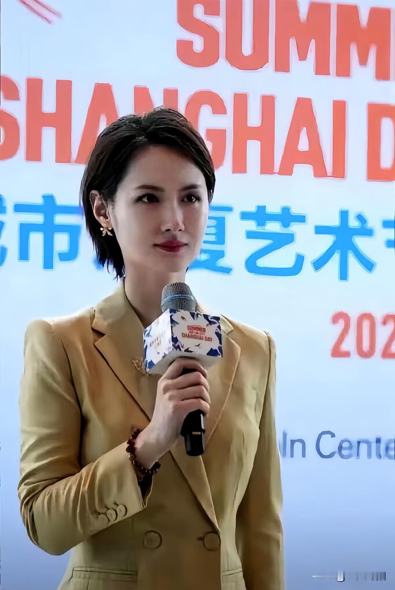 上海台主持人陈璇事件的结果出来了

没被开除，工资照发，但她所有出镜机会都被悄悄