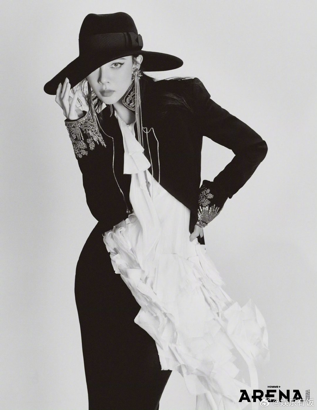 宋妍霏以后请都按这个标准来 新刊杂志堪称模板级表现！齐刘海是撕漫女主，大卷发是复