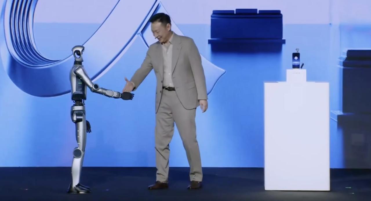 荣耀人形机器人：会跳舞，会后空翻

荣耀Robot Phone：电动翻转摄像头，