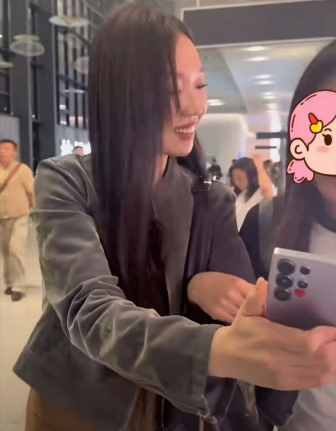 管乐怎么能e成这样 第一次见正主比粉丝还要激动的[允悲]俩人很自然地把手挽上了 