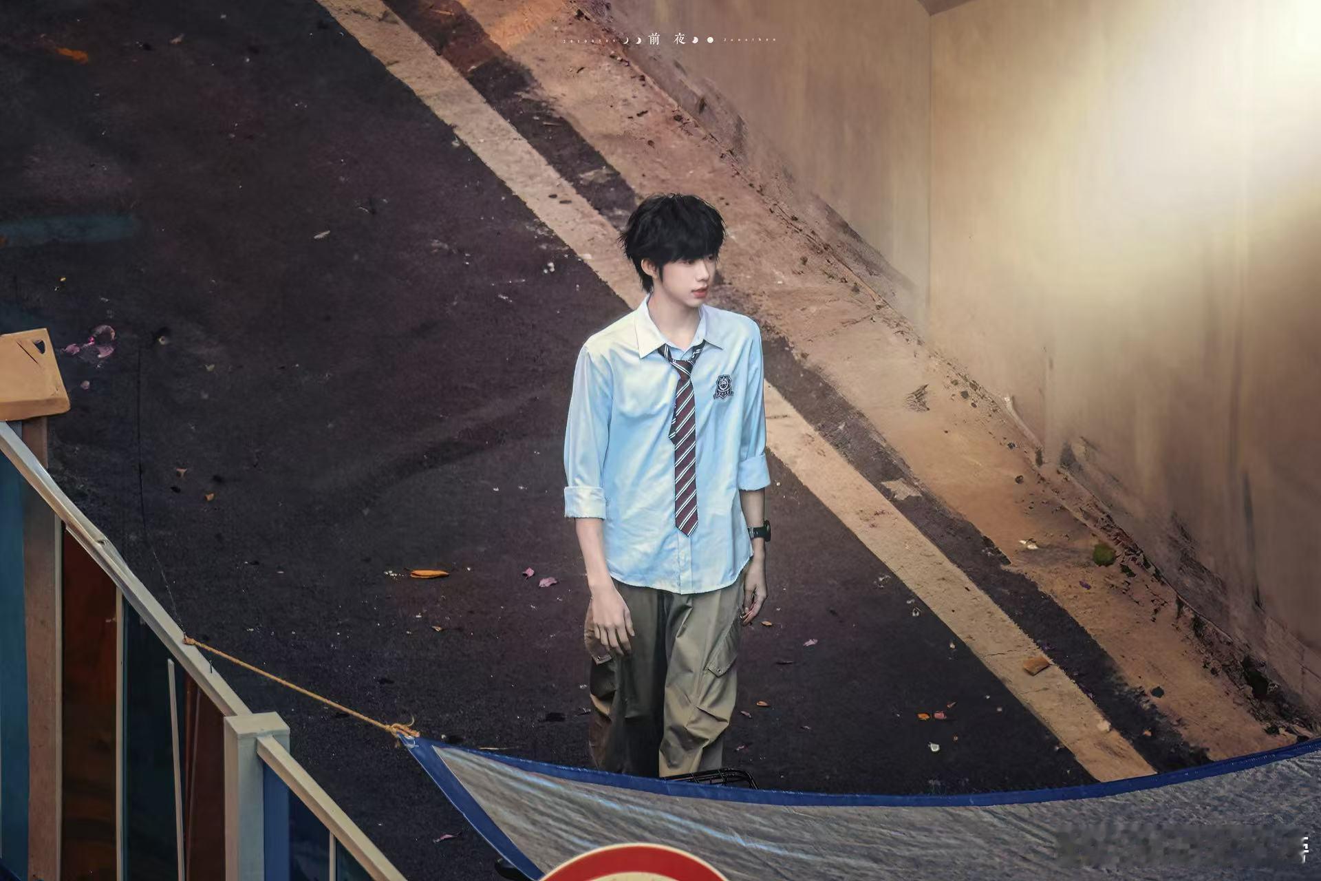 陈奕恒被导演夸了 片场小可爱上线，陈奕恒演洒水救人这段真的萌化了，表演真诚不刻意