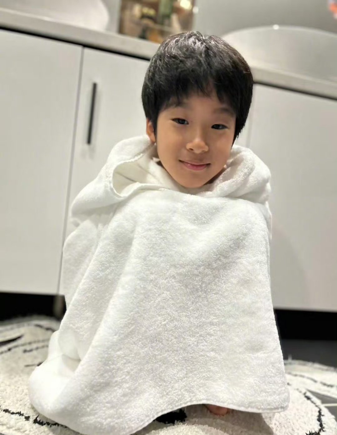 吴京真在家带娃了 一个综艺调侃，为何能引发全网共鸣？答案藏在吴京谢楠的婚姻里。当