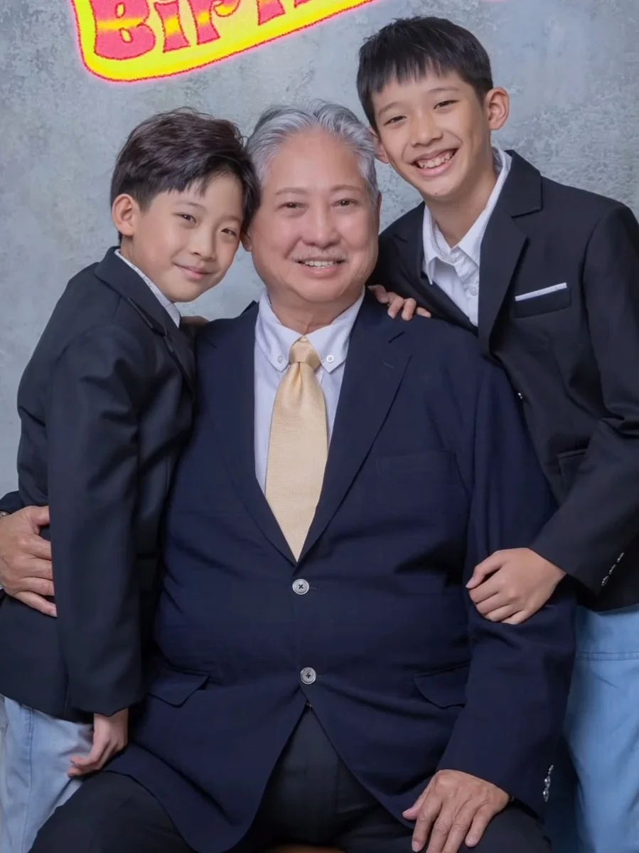 洪金宝73岁大寿！祖孙三人拍家庭合照乐不停