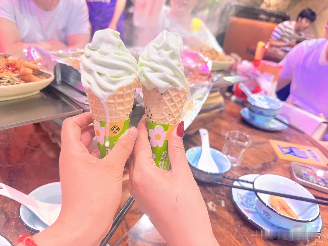 火锅局的灵魂，被这口冰淇淋拿捏了🍦

夏天吃火锅，没有比冰淇淋更绝的解腻神器了