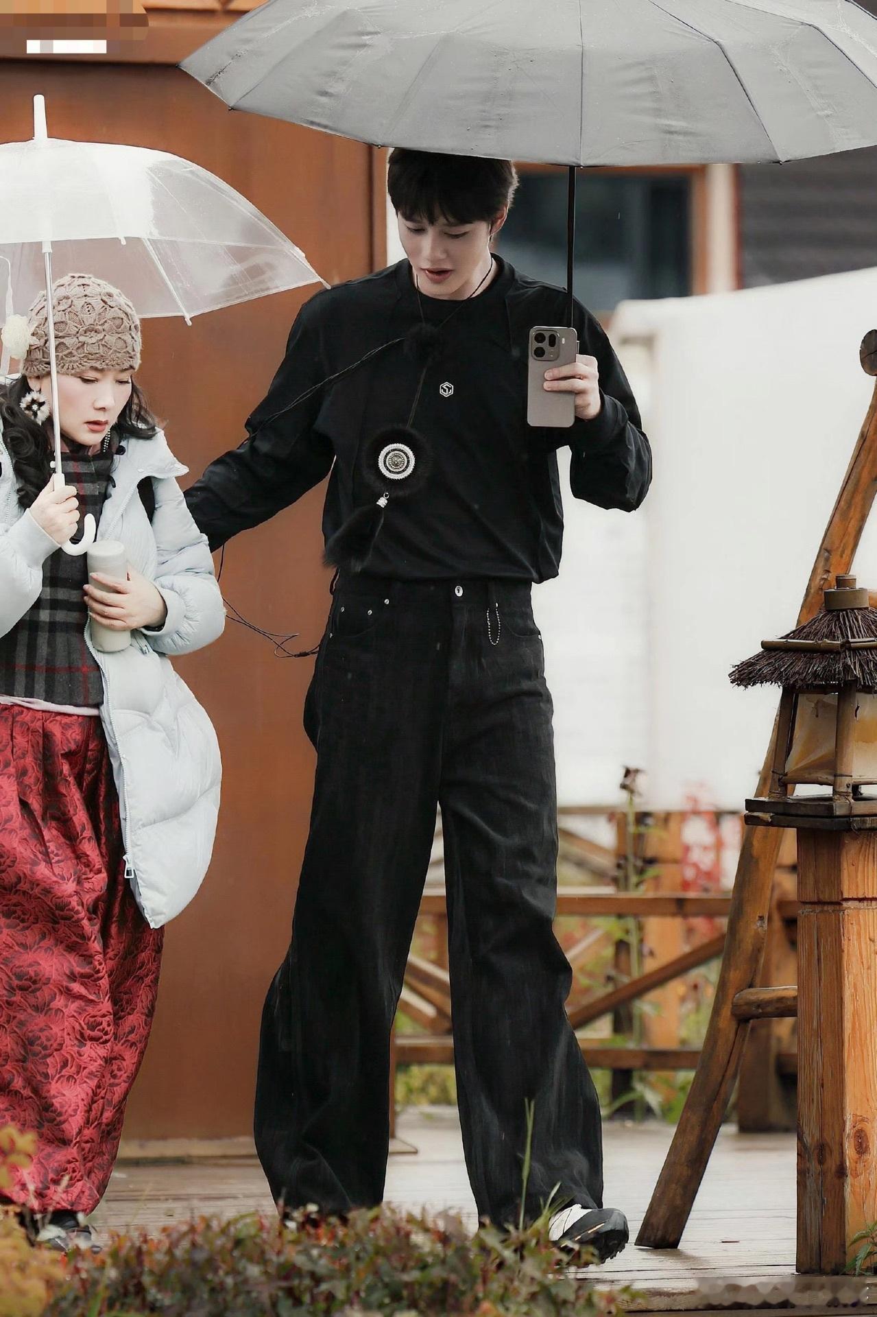 刘嘉玲扒柯淳鞋底检查内增高繁花团这姐弟日常太逗，刘嘉玲说扒柯淳鞋底就扒，检查内增