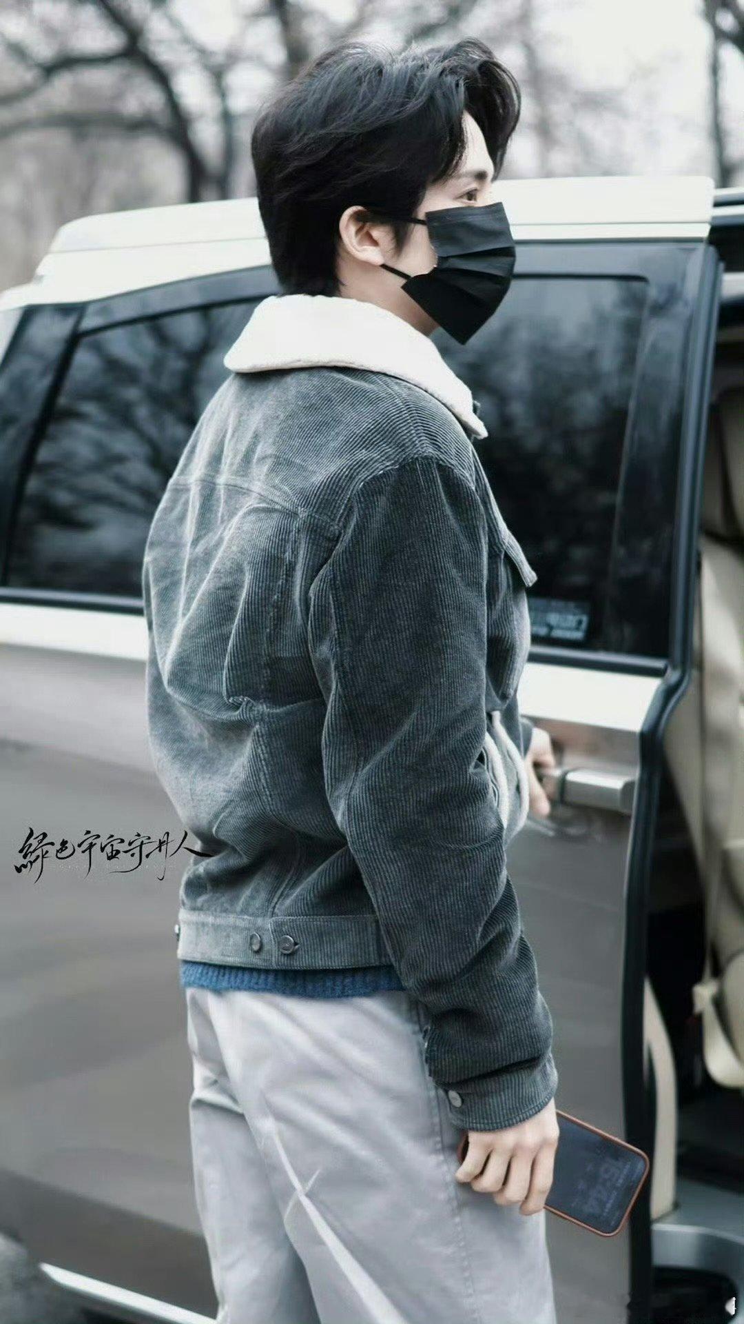 张新成春晚彩排 挖到宝！张新成春晚联排生图，特种兵行程挡不住帅气，怼脸镜头下颜值