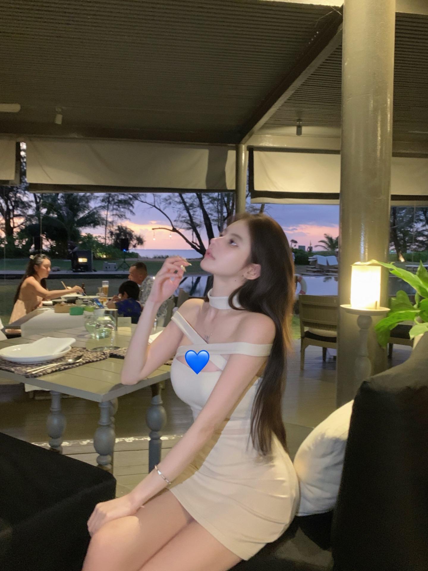 爱着你 像心跳 难触摸。