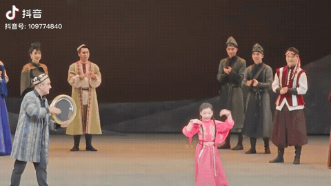 终于知道佟丽娅为什么这么喜欢小酒窝了

不是因为她是董璇的女儿

也不是佟丽娅只