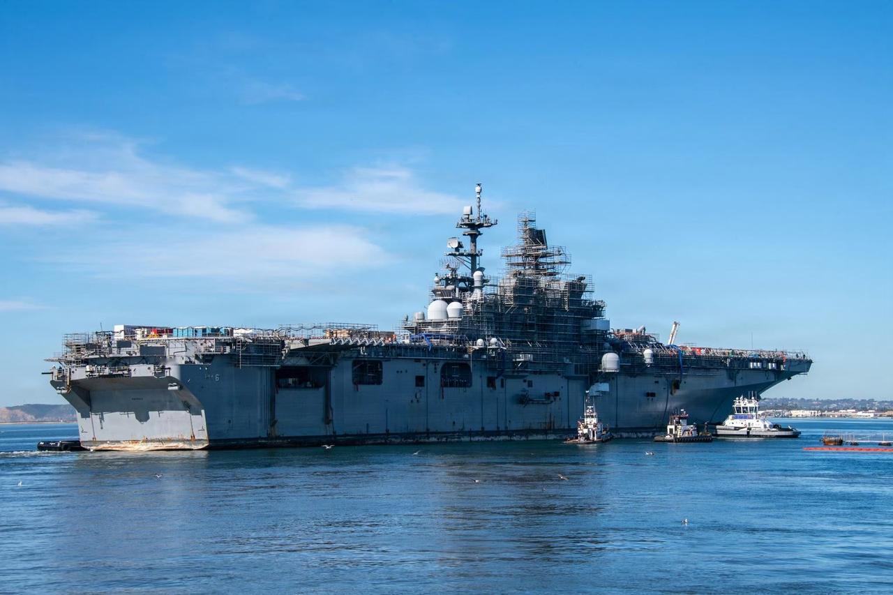 美国号入坞维修——当地时间2月21号，美国海军美国号两栖攻击舰(LHA-6)进入