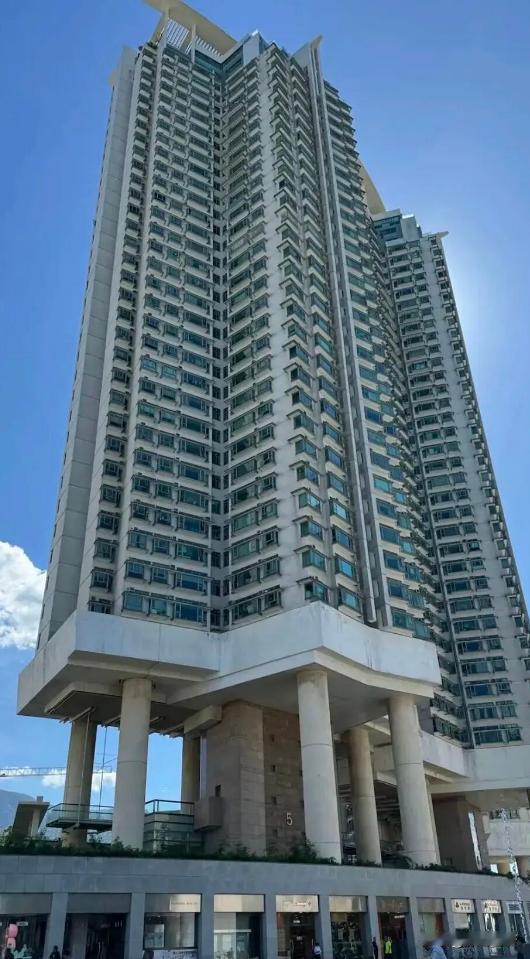 这栋网红大楼坐落香港东涌东堤湾畔，整个社区一共8栋住宅楼，楼高29至43层，合计