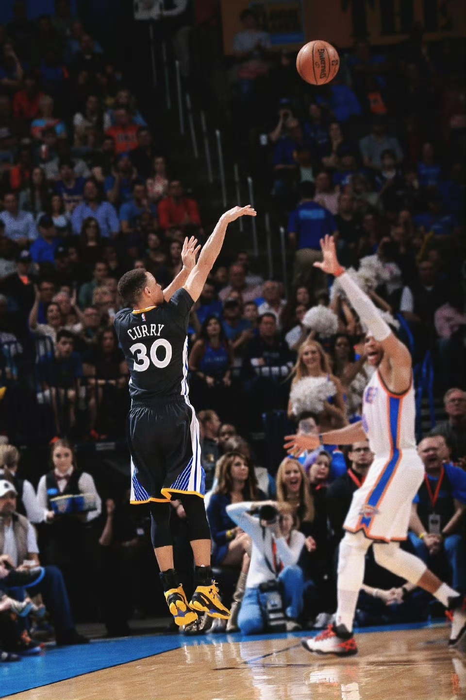 库里回复庞博 经典绝杀的独家记忆，库里以亲历者身份讲述十年前的关键一球，与庞博的