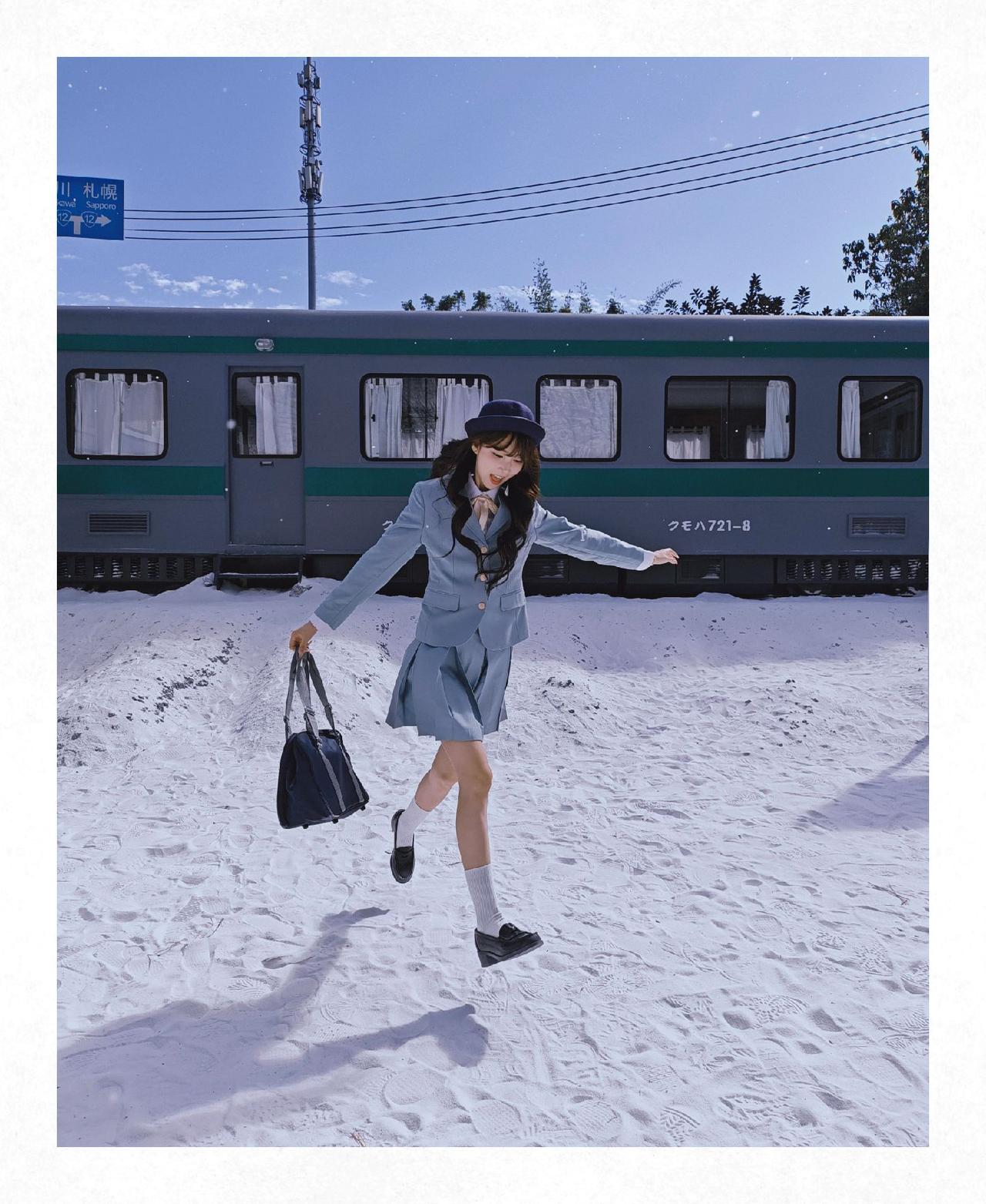 和小丝老师来了一场雪地JK拍摄，不得不说荣耀500这个撕拉片滤镜很适合这个场景荣