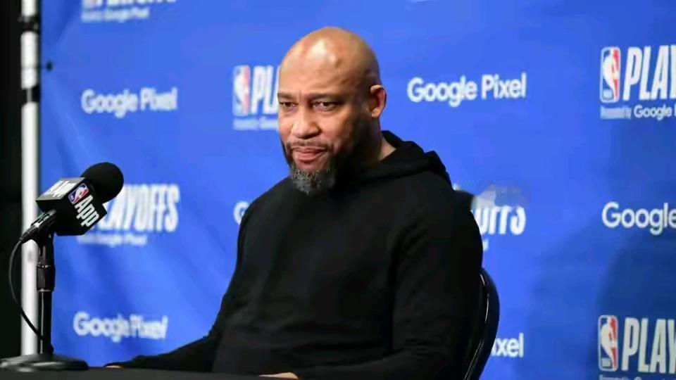 固执的哈姆，非让浓眉打中锋，湖人正在考虑重新找回沃格尔了。
第一，湖人上赛季和掘