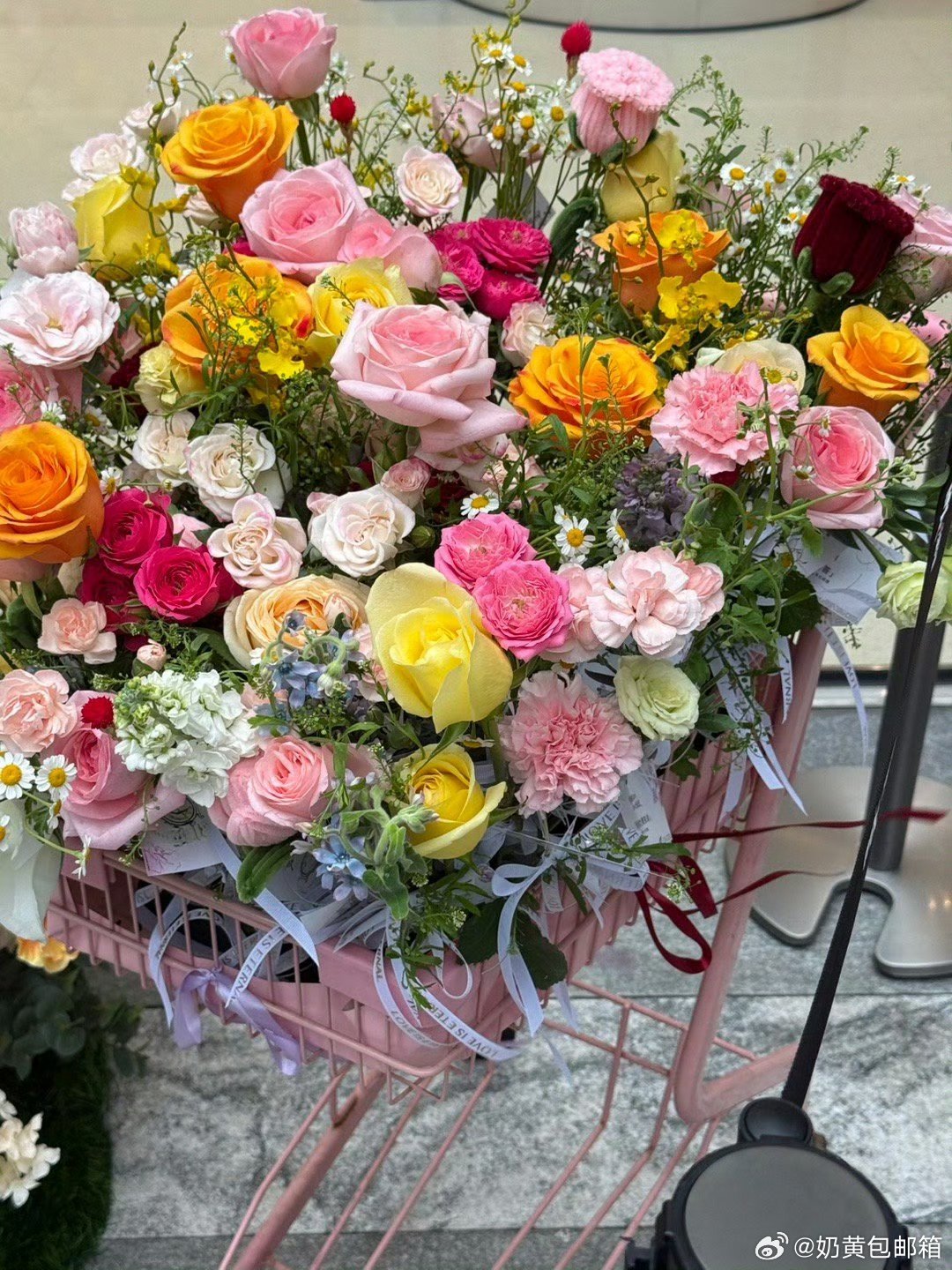 全国多地出现派花使者杭州街边送花NPC太贴心啦，妇女节为女性路人送上免费鲜花，每