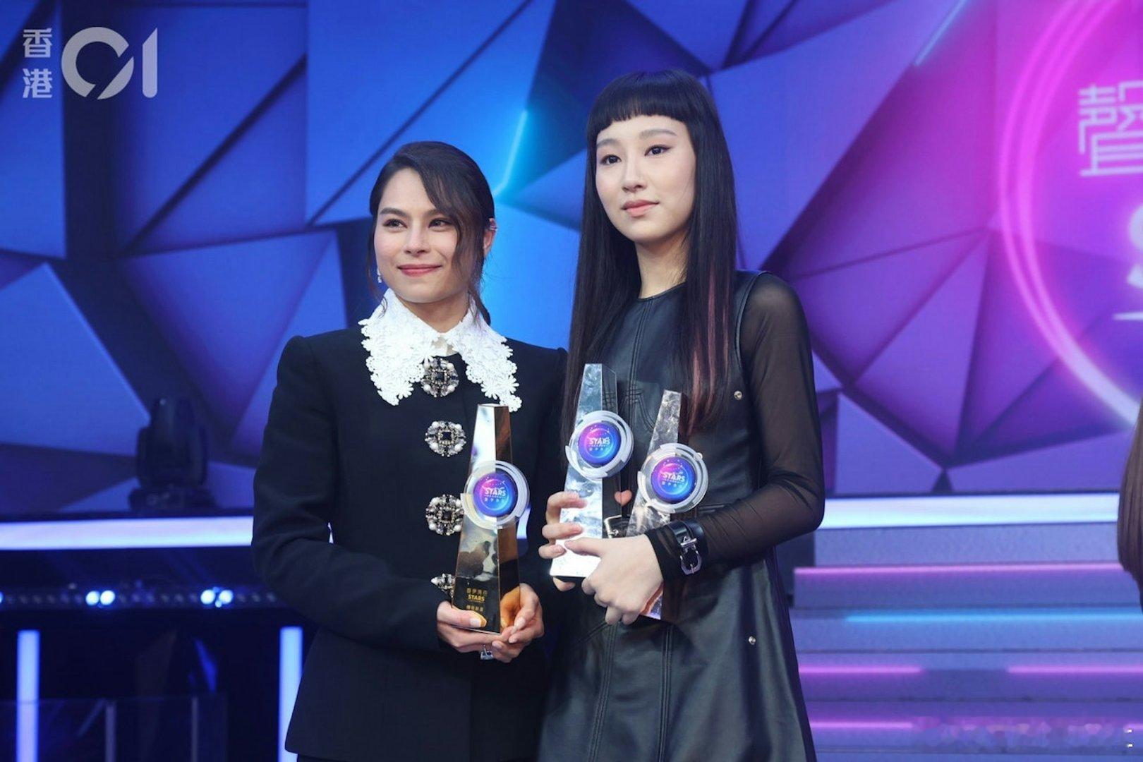 19歲的聲夢小天后炎明熹（Gigi）今年6月傳出疑續約問題與TVB鬧不快，有傳她