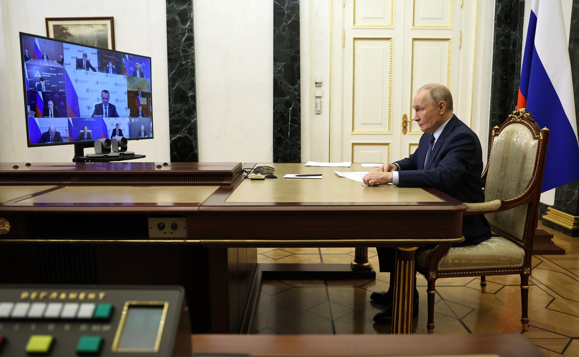 瓦洛佳小朋友[超话]  与政府成员举行视频会议弗拉基米尔·普京以视频连线方式主持