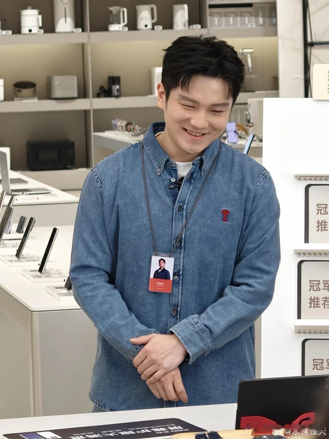 我发现樊振东只要不上班，就会年轻至少10岁

你看看他今天参加红米的活动，这笑得