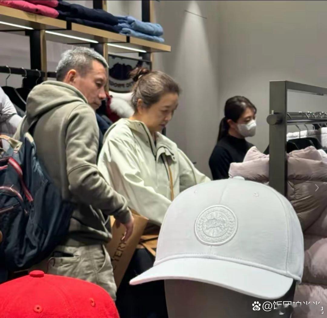 江珊和丈夫在韩机场轻松购物，幸福瞬间被路人捕捉，岁月似乎对他们格外宽容，散发着迷