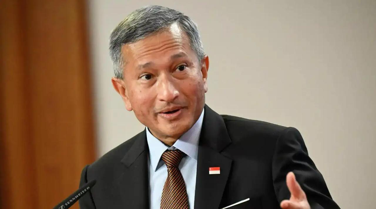 新加坡急了。在东盟会上，外长维文指着中国的鼻子说“让其尊重马六甲的地位”。
 