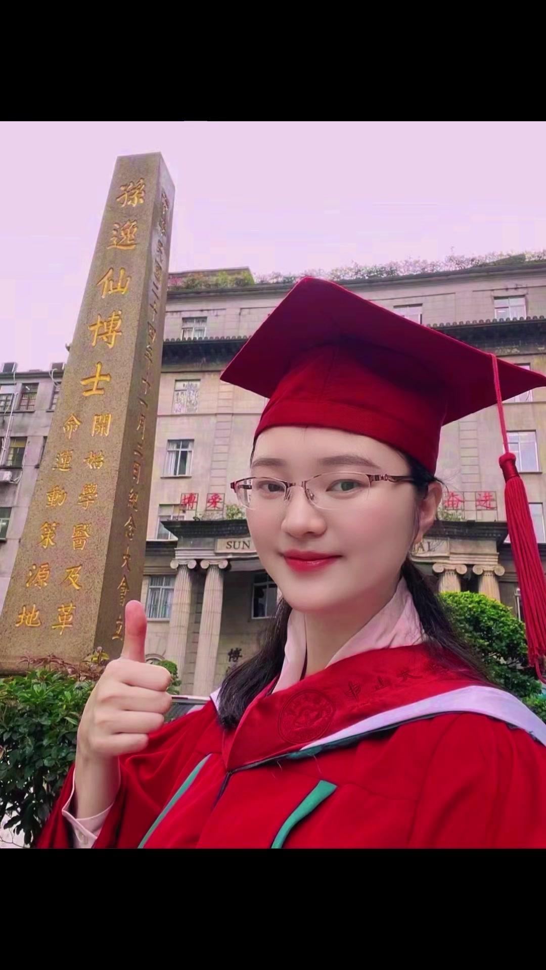 🔴从穿着白大褂在实验室记录数据，到穿上这身正红参加毕业礼，红的意义从青涩变成了