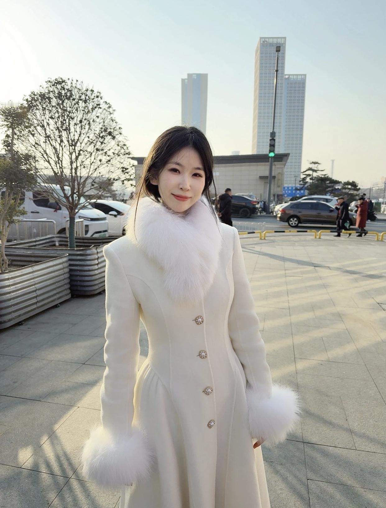 怎么穿出优雅迷人的气质冬日穿搭指南：白色毛绒大衣，温暖又时尚！