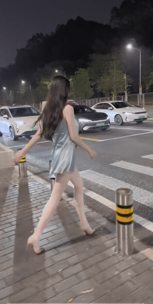 她在马路上走起了“红地毯”，而且她的一招一式，都是有模有样。
估计女子她是练过，