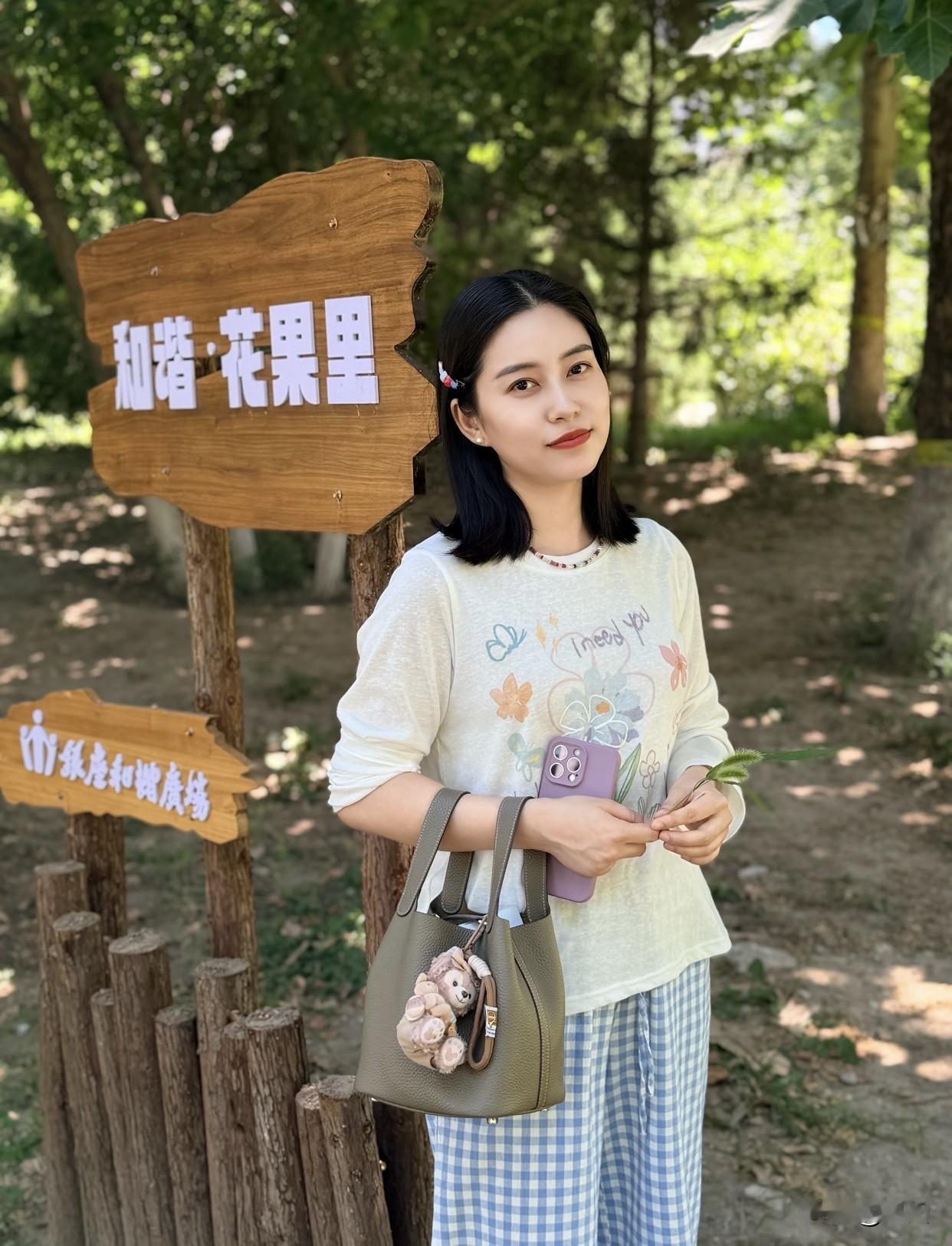 美女的美究竟体现在哪里呢？美在仪态，身姿挺拔，走路带风，背影都超有吸引力，这是化