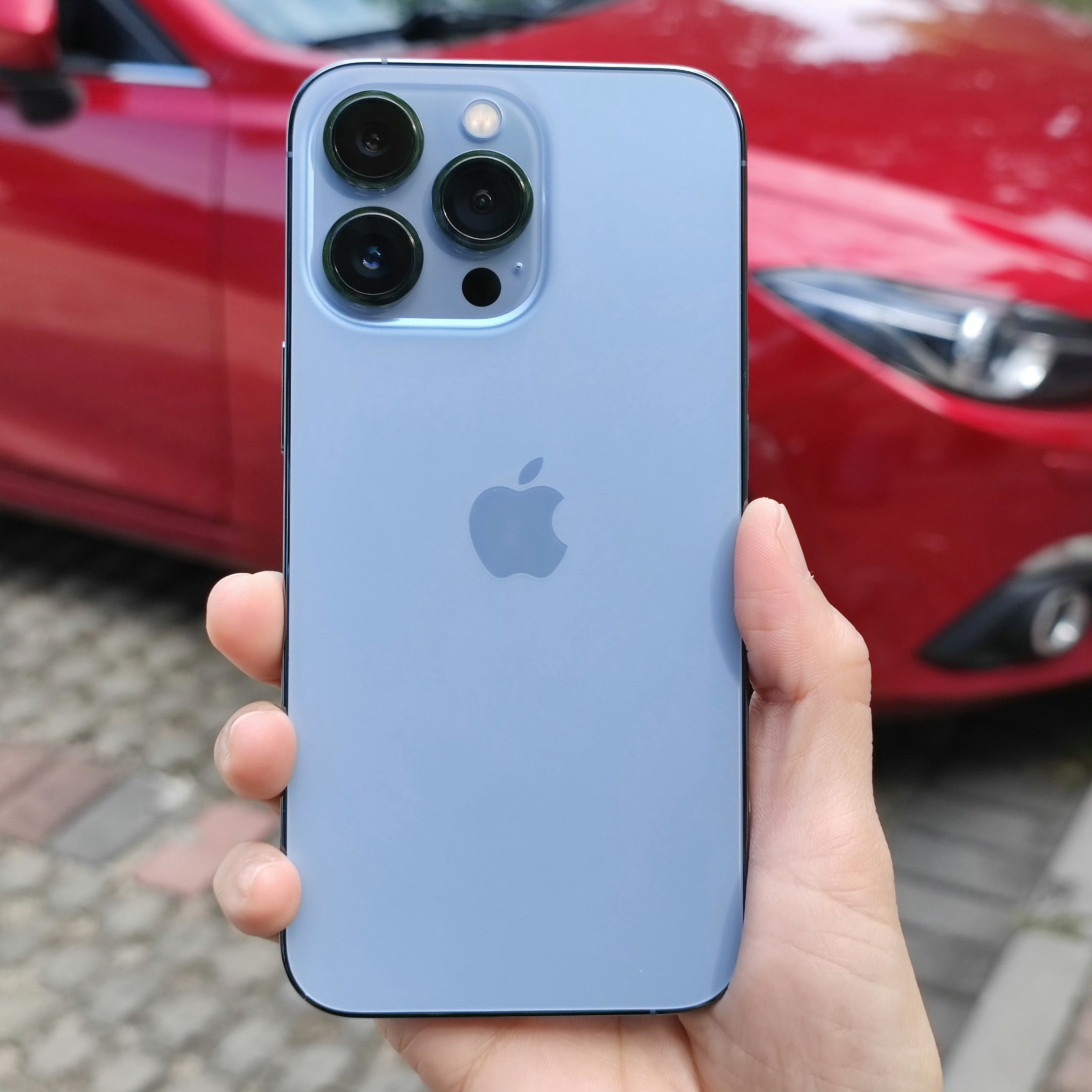 2025 年还有朋友在用 13Pro 远峰蓝不[笑cry]感觉这几年 iPhon