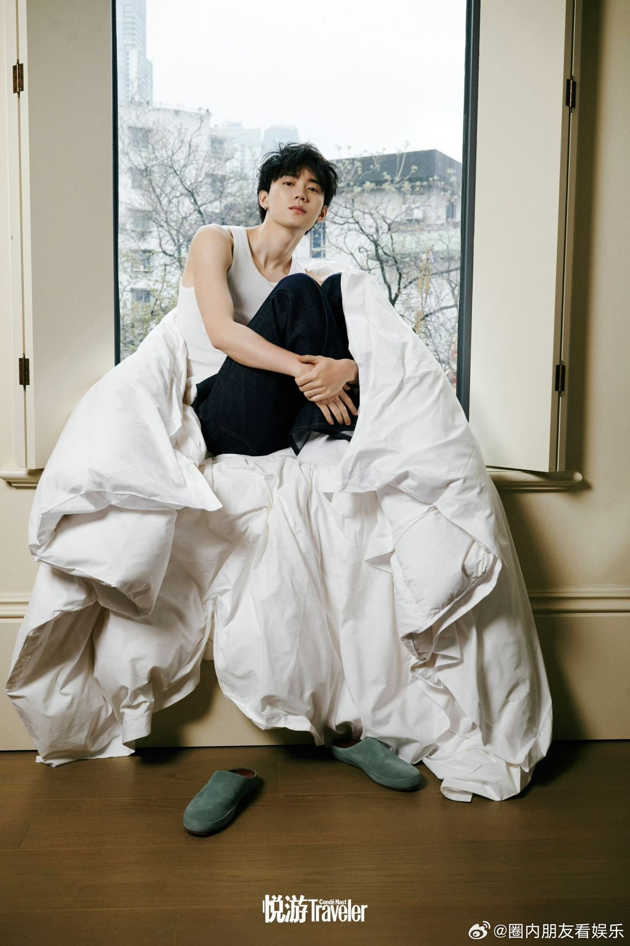 周翊然成名后首回重庆拍封面 悦游三月刊迎来周翊然，成名后首次回乡重庆拍封面，少年