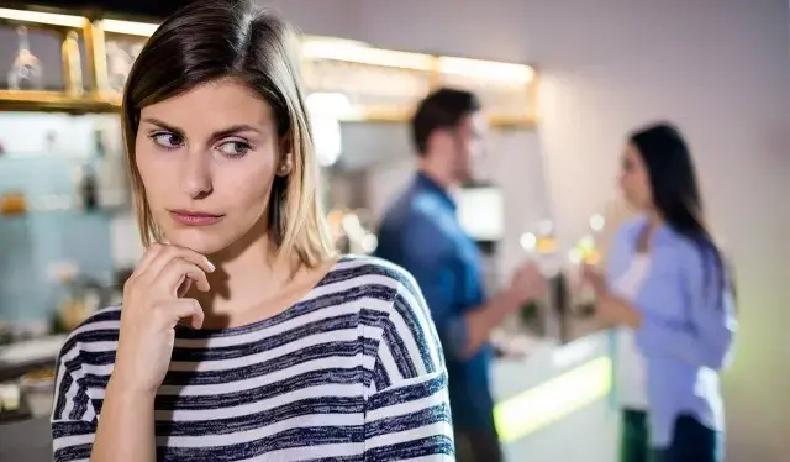 最近几年，很多情侣明明还住一起，却越来越像室友。消息秒回没了，聊天只剩嗯嗯啊曾经