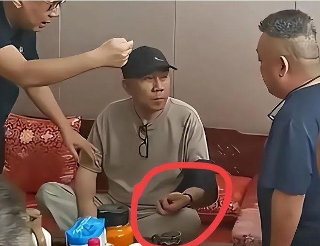 杨少华告别仪式上，生者纠葛引热议。杨议晕倒成焦点，前妻梦真冷静现身。梦真一袭黑衣