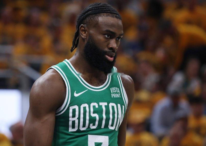 NBA常规赛今天继续进行，凯尔特人队主场逆转战胜热火，尼克斯则是惨败给活塞。随着