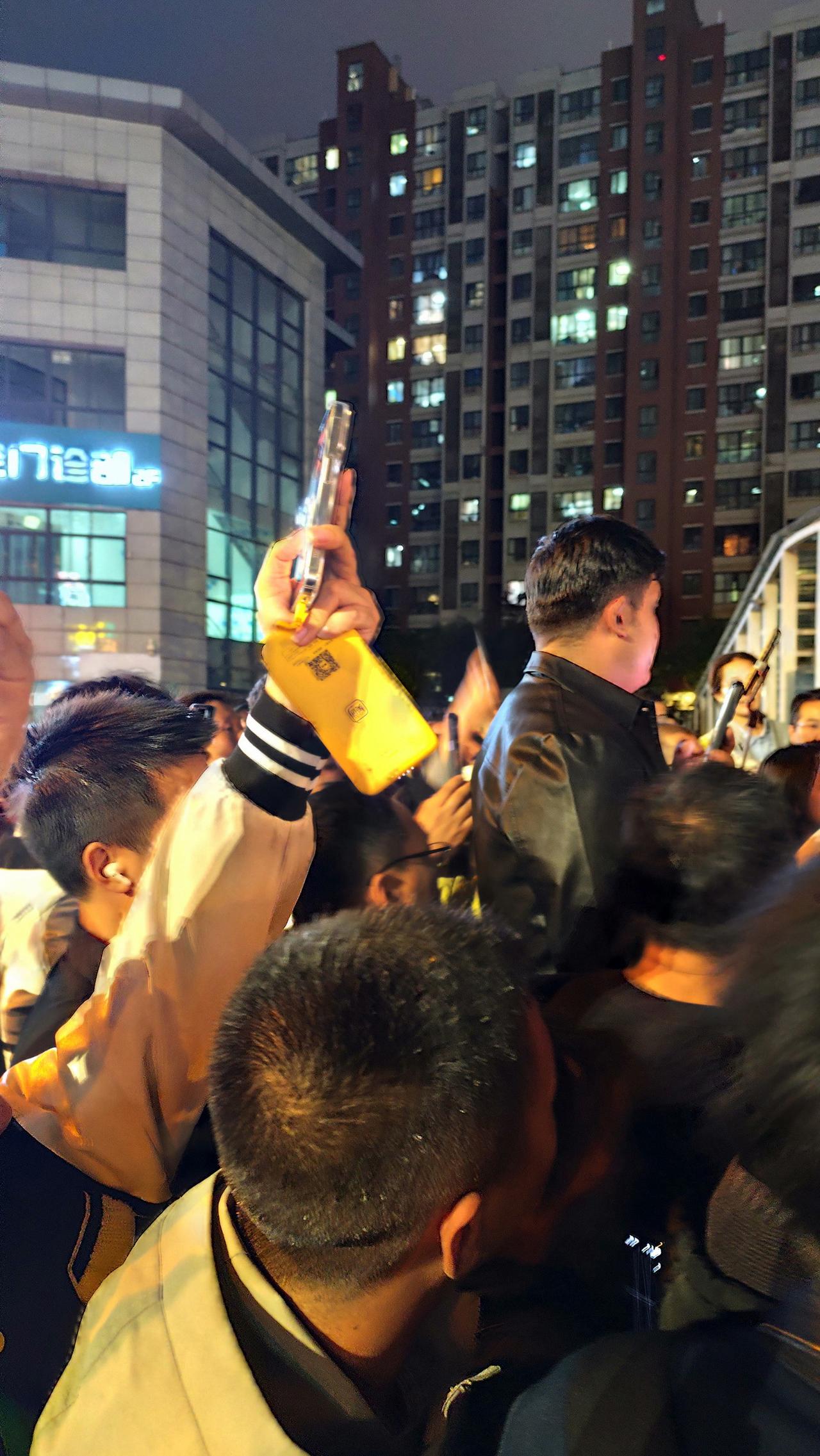 【网红摊主阿达西，出摊即被围堵】阿达西还没到，韩森东路的路边已经站满了人。三轮车