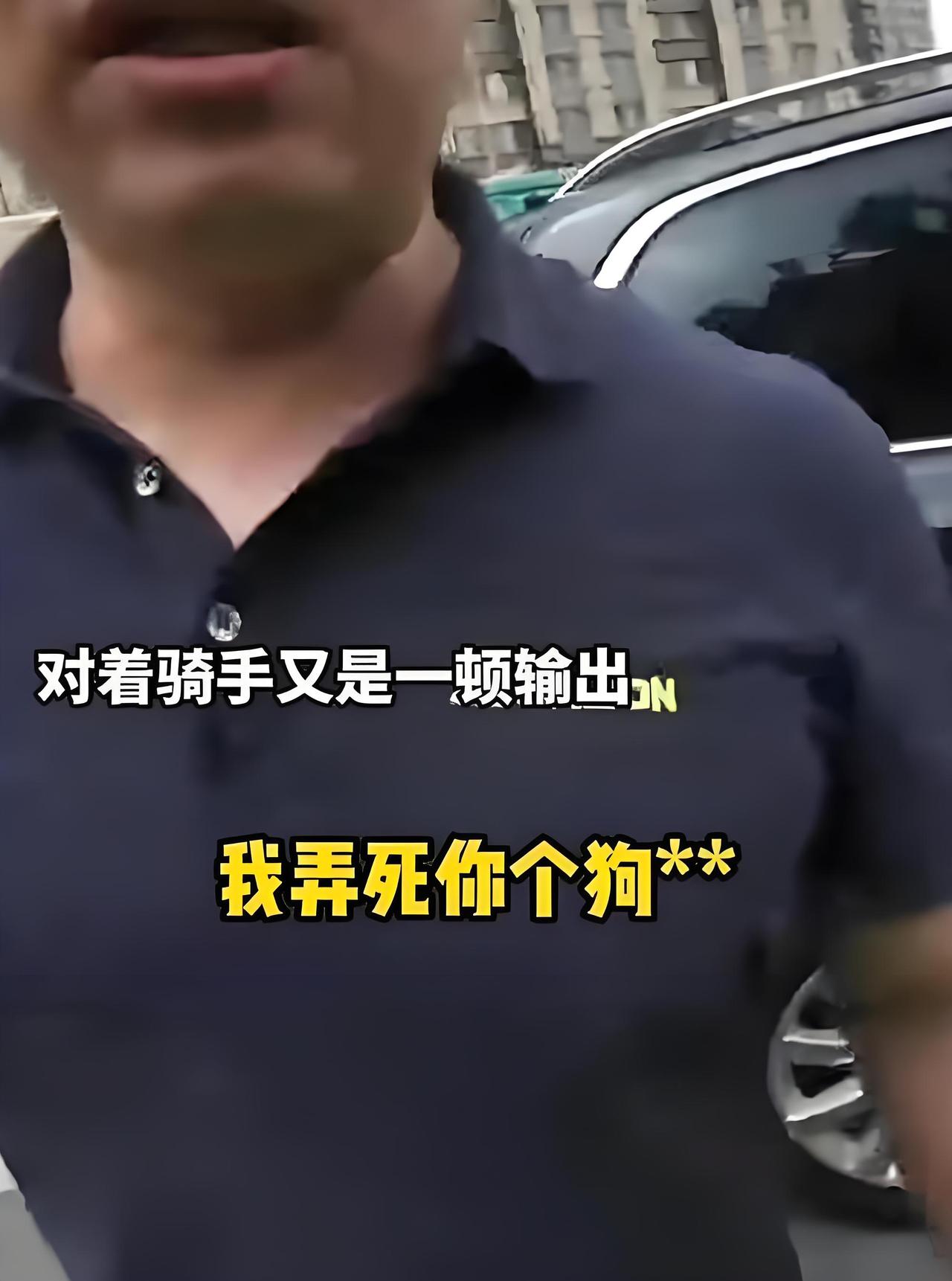 最近网上有个视频火了。 是摩托车行车记录仪拍的。视频里，摩托车正在机动车道正常开