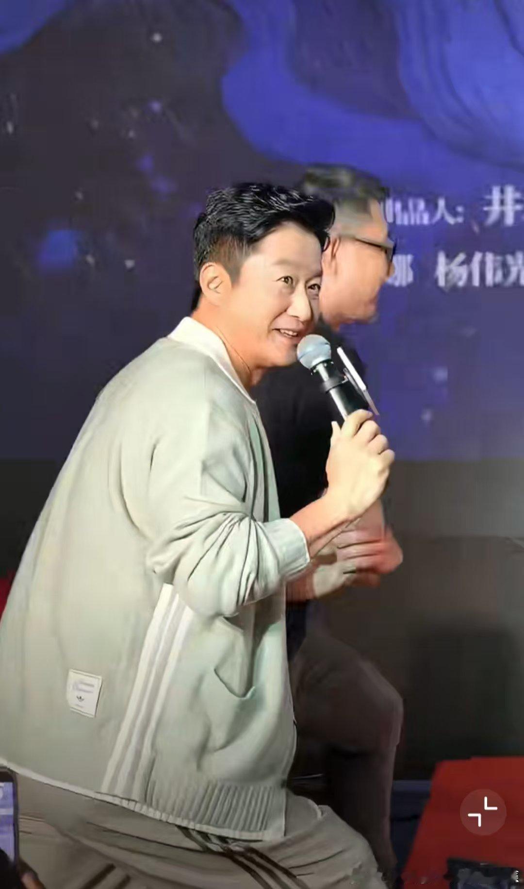 谢楠吴京活动合体吴京对谢楠说主持人好硬核硬汉也有温柔一面，吴京出席新作首映，面对