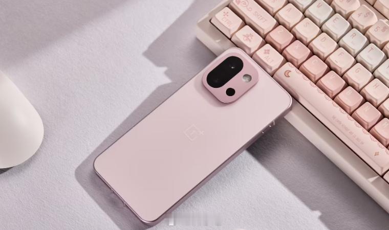 消息称一加小屏新机暂定 3 月发布，会是网传的一加 15T 吗？ 