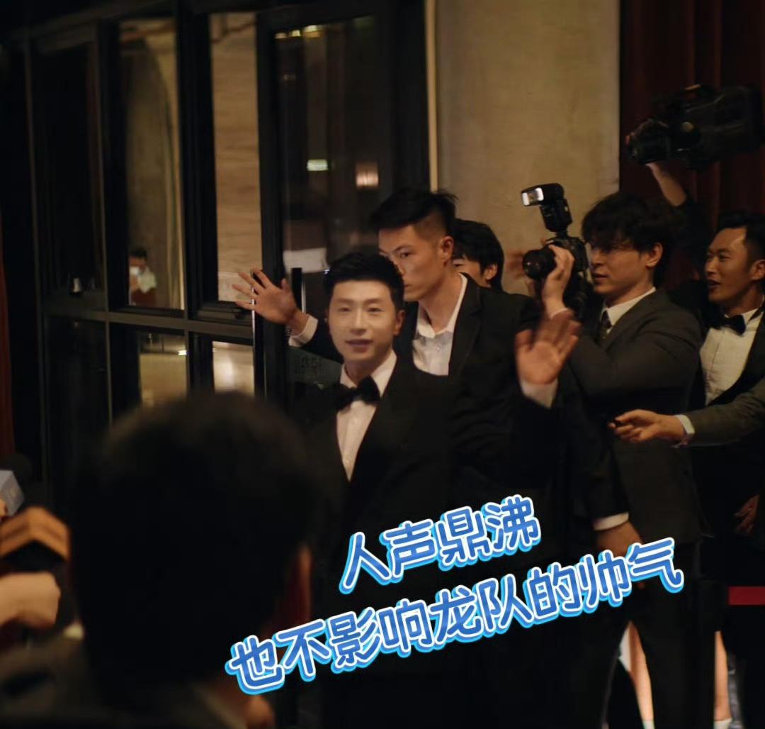 马龙：夏露，今晚晚会这身黑西装，你觉得怎么样？

夏露：你穿西装本来就好看，这黑