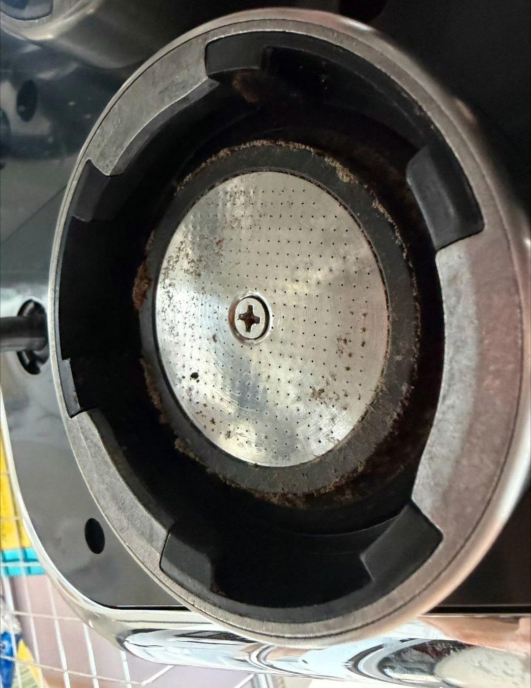 井胧说今天直接喝酒兴致满满的井胧准备在家展露拉花技艺，可发霉的咖啡机打破计划，最