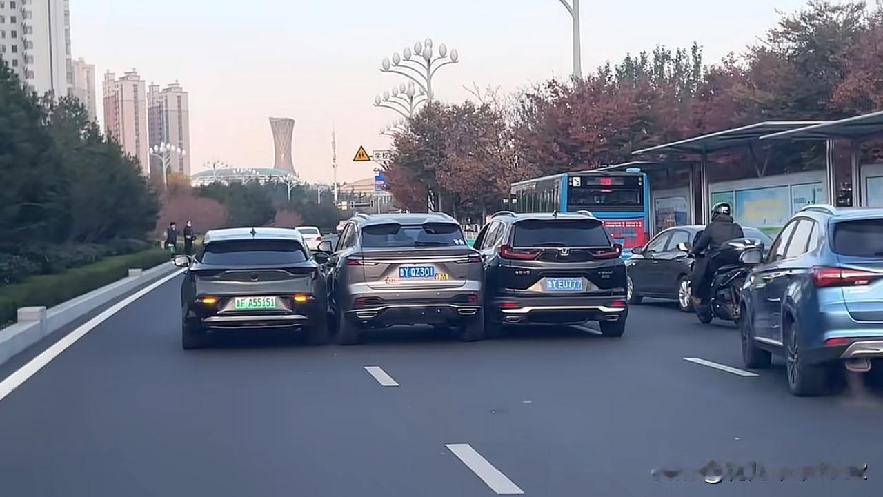 书上说：三人行必有我一师，不知道你这三辆车哪位是师傅[抠鼻]