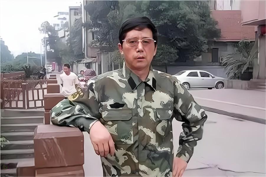 2008年，男子不顾妻子和女儿的反对，带着60万现金前往汶川大地震的受灾区。妻子