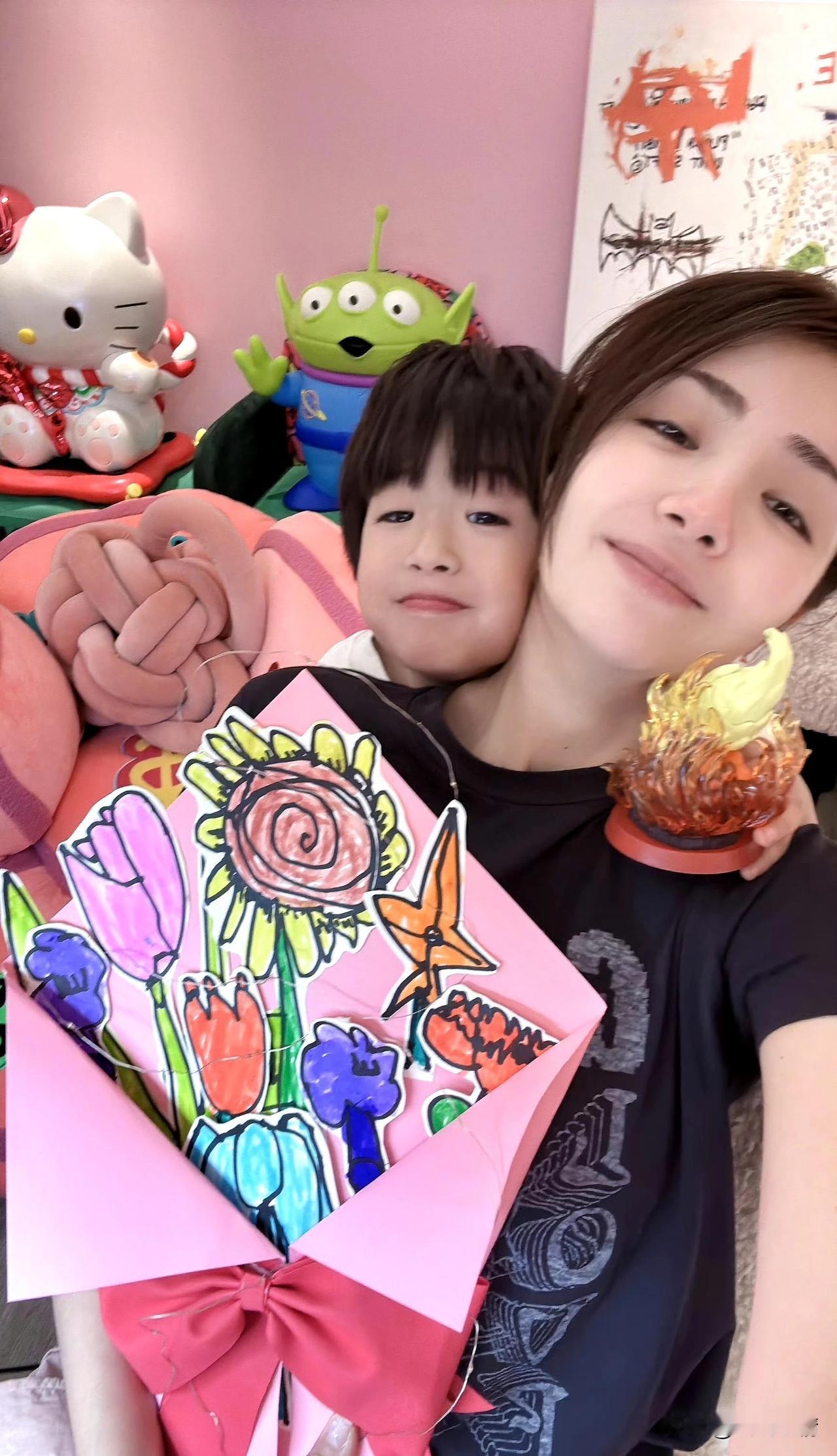 麦迪娜晒儿女送的母亲节礼物！
5月12日是母亲节，麦迪娜晒出了儿子和女儿送给自己