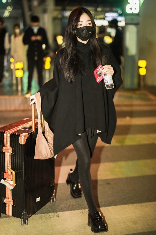 近日网传前《青春有你2》选手黄一鸣被限制高消费，因合同纠纷被执行55.2万余元。