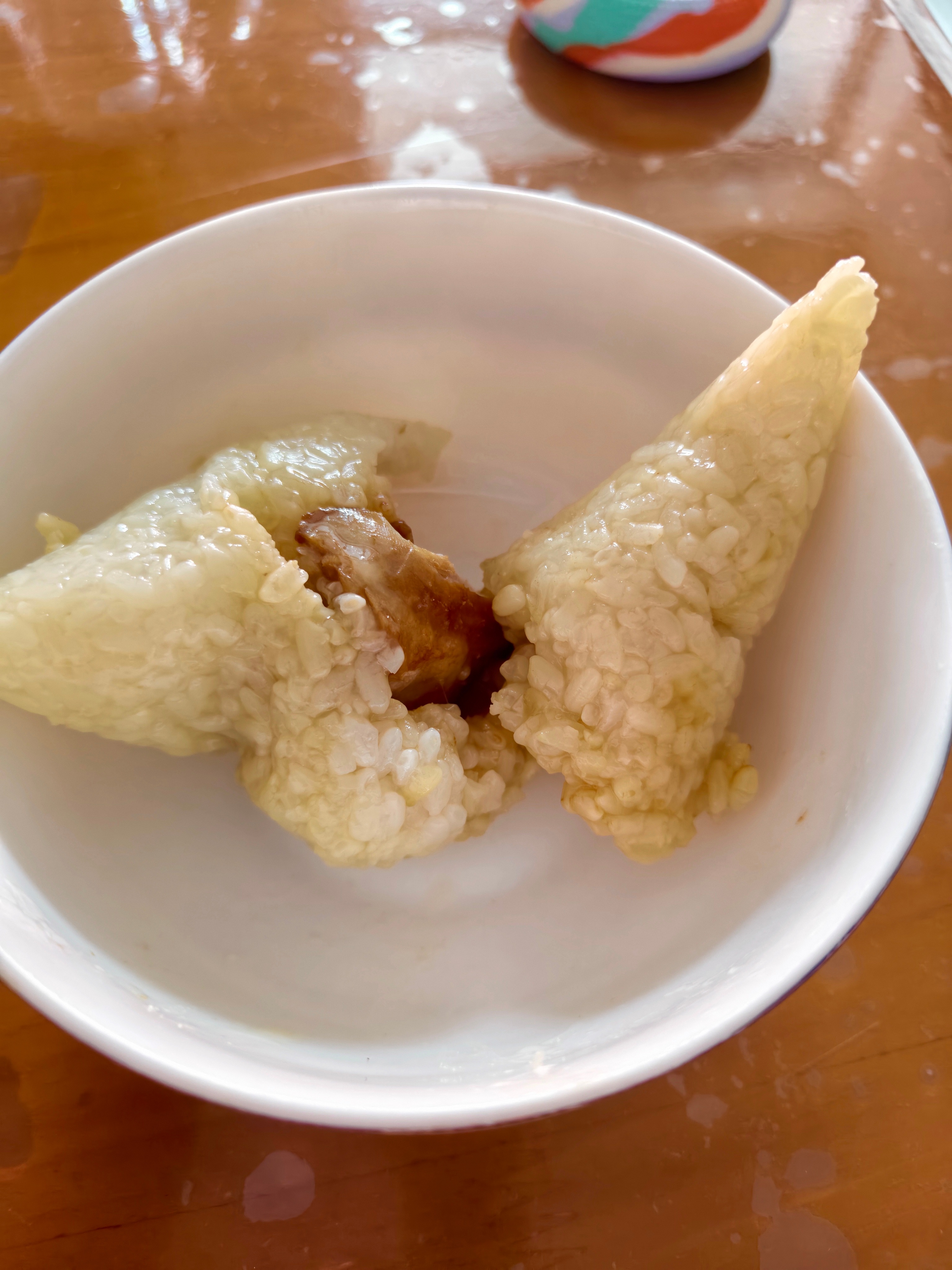 虽说我爱吃甜粽也能吃带肉的咸粽，但是我看着我碗里这个不是咸口但中间包裹着一颗大肉