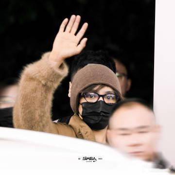 侯明昊挥手的那一刻，仿佛所有的烦恼都消失了，他的温柔让整个世界都变得柔软，每个动