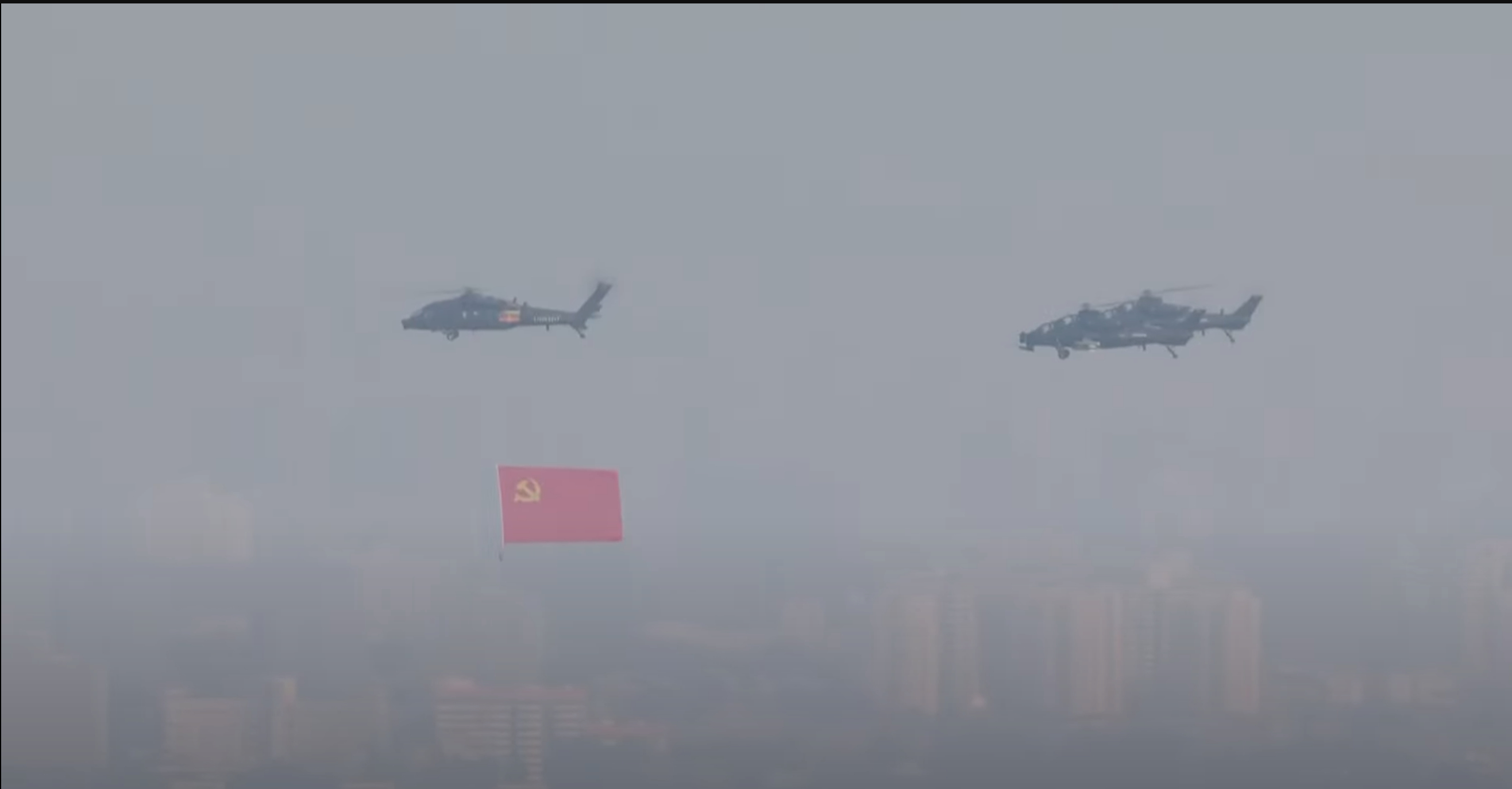 阅兵九三阅兵解读关注我九三看更多在本次大阅兵中，改进型突击直升机首次亮相，其短翼