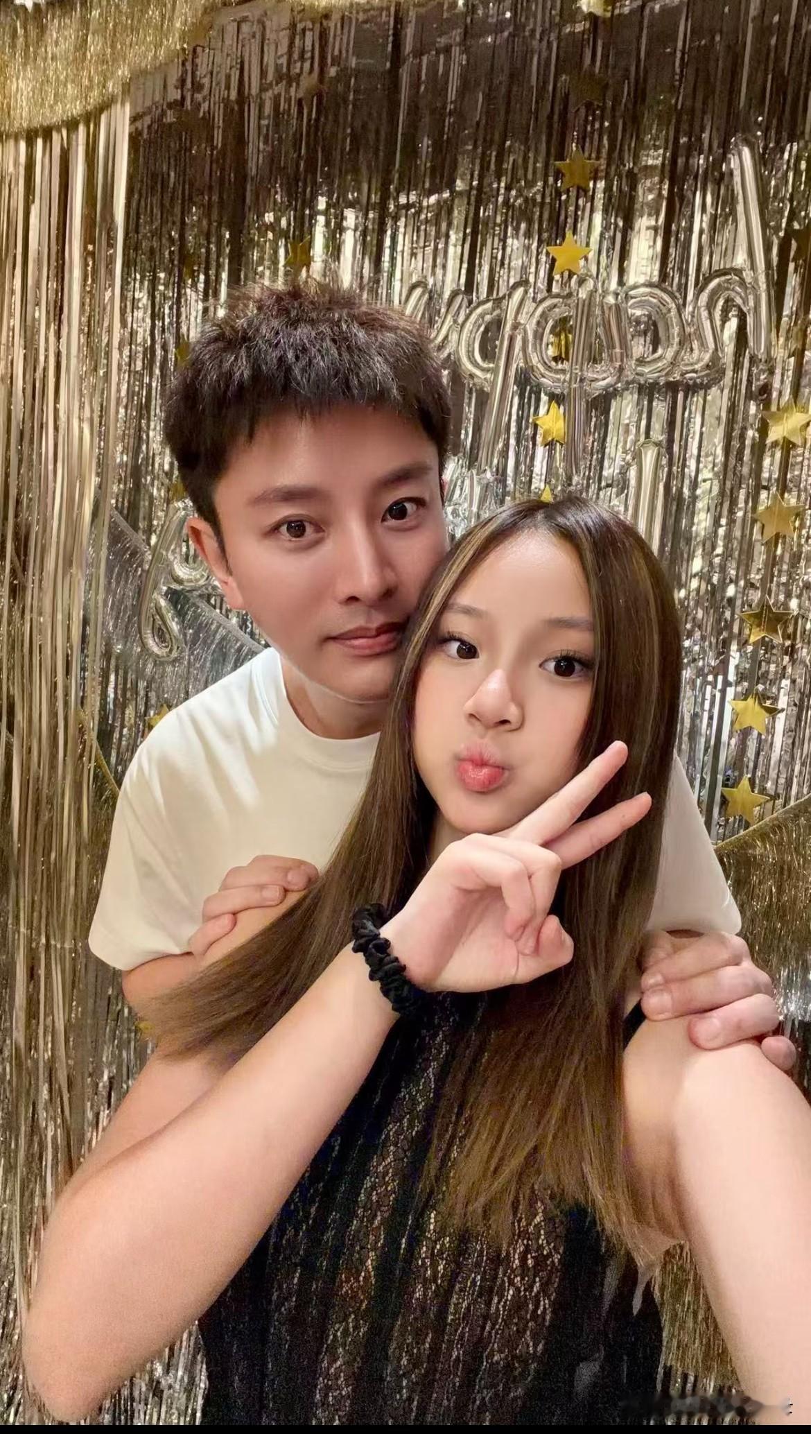 贾乃亮女儿甜馨今年已经14岁了，那个说“我们白着呢”都长这么大了，可爱的甜馨长成